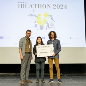 2024 - Ideathon Liberec 2024 - Vítězný tým Formosa ve složení Fang-Ying Lee, jež je na výměnné stáži na Fakultě umění a architektury TUL, a Adam Soltan z Ekonomické fakulty TUL. (Zdroj: T-UNI | Foto: Jan Jirouš)