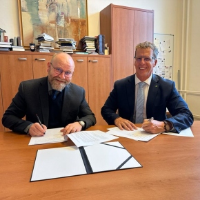 Liberecko-Brněnské memorandum - Doc. JUDr. Mgr. Martin Škop, Ph.D. (děkan Právnické fakulty MU) a doc. Ing. Aleš Kocourek, Ph.D., (děkan Ekonomické fakulty TUL) podepisují memorandum.