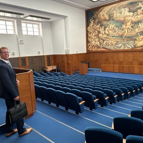 Liberecko-Brněnské memorandum - Aula Právnické fakulty Masarykovy univerzity v Brně, zvaná AUDITORIUUM MAXIMUM.