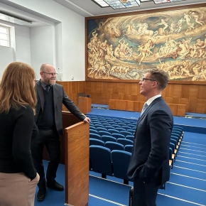 Liberecko-Brněnské memorandum - Děkan LAW MUNI provádí děkana EF TUL po prostorách Právnické fakulty MU v Brně.