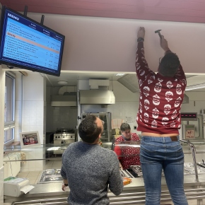 Řád zlaté vařečky - Instalace předávací listiny v menze Voroněžská.