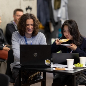 2024 - Ideathon Liberec 2024 - Adam Soltan z Ekonomické fakulty TUL a Fang-Ying Lee z Fakulty umění a architektury TUL pracují na projektu své aplikace, která později nadchne porotu. (Zdroj: T-UNI | Foto: Jan Jirouš)