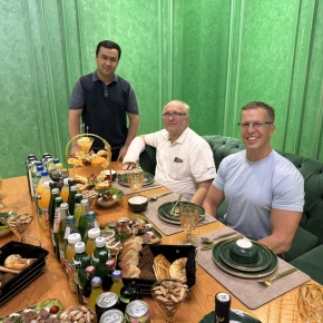 2025 - Memorandum s KokandUni - Aleš Kocourek: Obědváme v jednom z devíti salónků Restaurant O'rda.