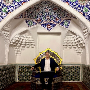 2025 - Memorandum s KokandUni - Aleš Kocourek: Ornamentální výzdobu řemeslníci na středním východě umějí (strop v přijímacím salónu paláce Khudáyára Khána).