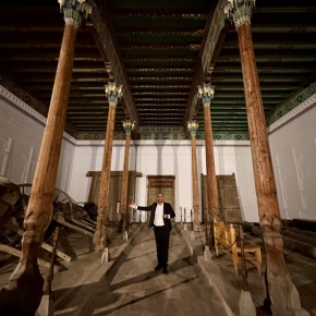 2025 - Memorandum s KokandUni - Aleš Kocourek: Náš průvodce a tlumočník Ahmad Najmeddinov popisuje dochované vybavení paláce na jednom ze čtyř nádvoří paláce.