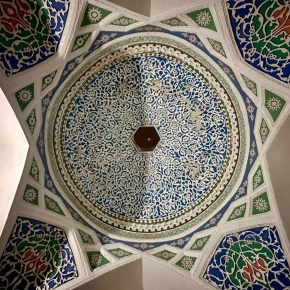 2025 - Memorandum s KokandUni - Aleš Kocourek: Ornamentální výzdobu řemeslníci na středním východě umějí (strop ve třetí bráně paláce Khudáyára Khána).