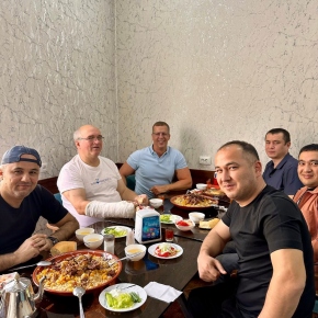 2025 - Memorandum s KokandUni - Aleš Kocourek: Obědváme tradiční uzbecké národní jídlo plov s hovězím masem ve vyhlášeném místním podniku Tagi Chinor Osh.