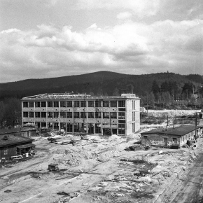 2026 - Historie E - Výstavba budovy E na konci 50. let 20. století.