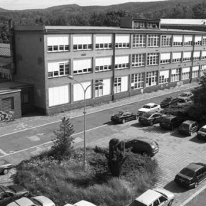 2026 - Historie E - Pohled na opravenou budovu E z cca roku 1990.