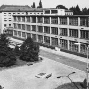 2026 - Historie E - Pohled z roku 1980 na už hotovou budovu E.